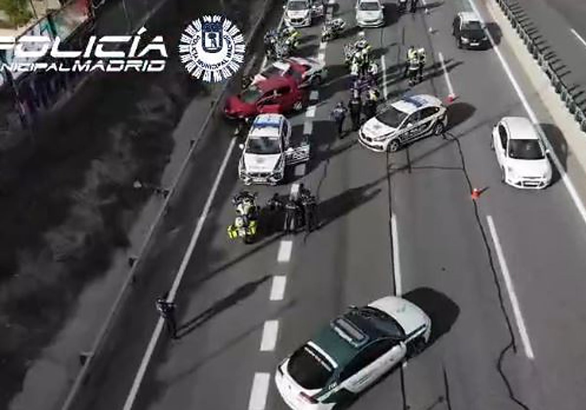 El coche fugado (rojo), rodeado por las fuerzas policiales