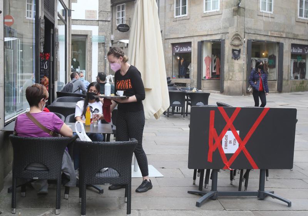 La terraza de un restaurante con las medidas contra el contagio de Covid en Santiago de Compostela