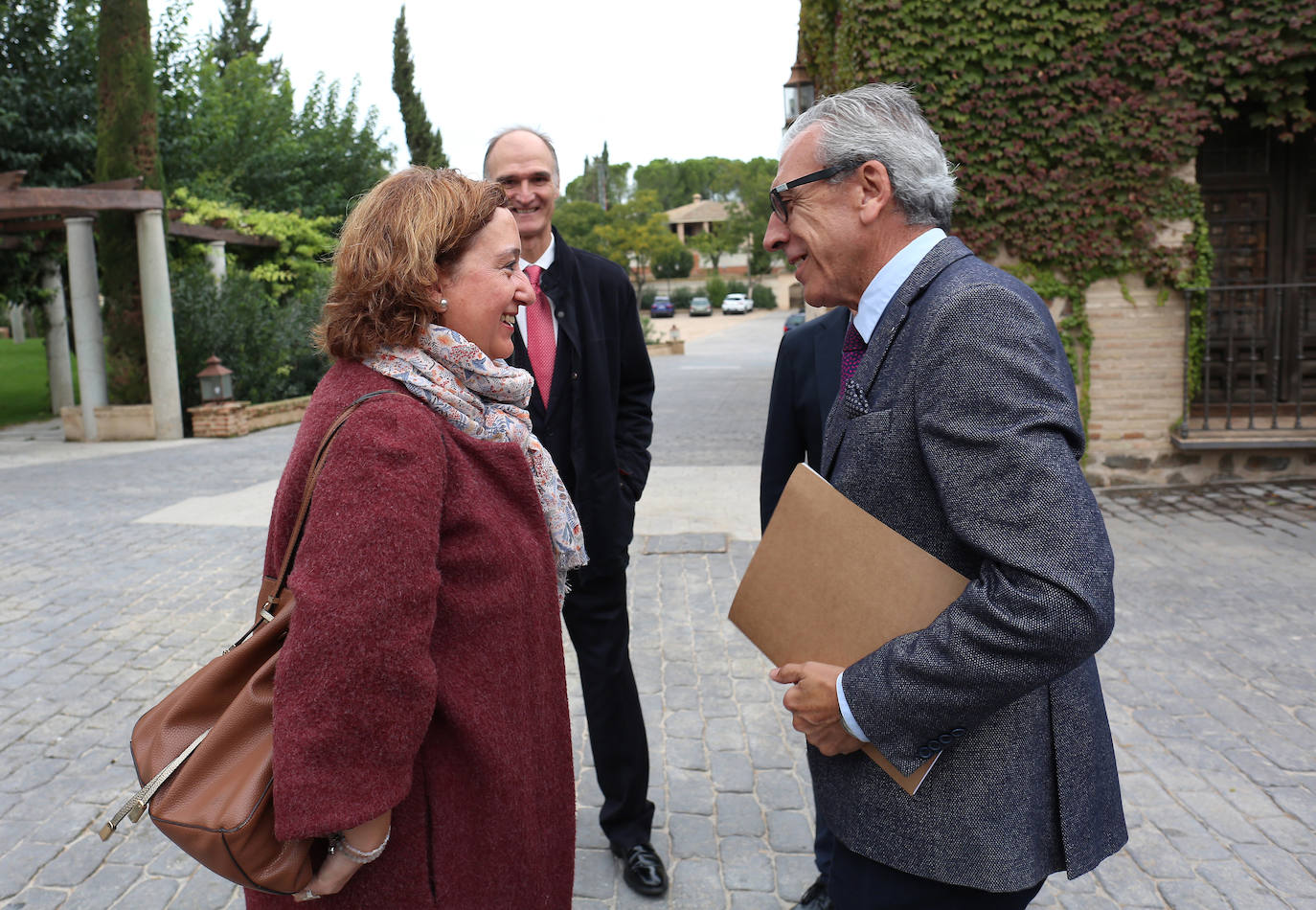 El delegado de ABC en Castilla-La Mancha, Antonio González, saluda a la presidenta de la Diputación, Conchi Cedillo