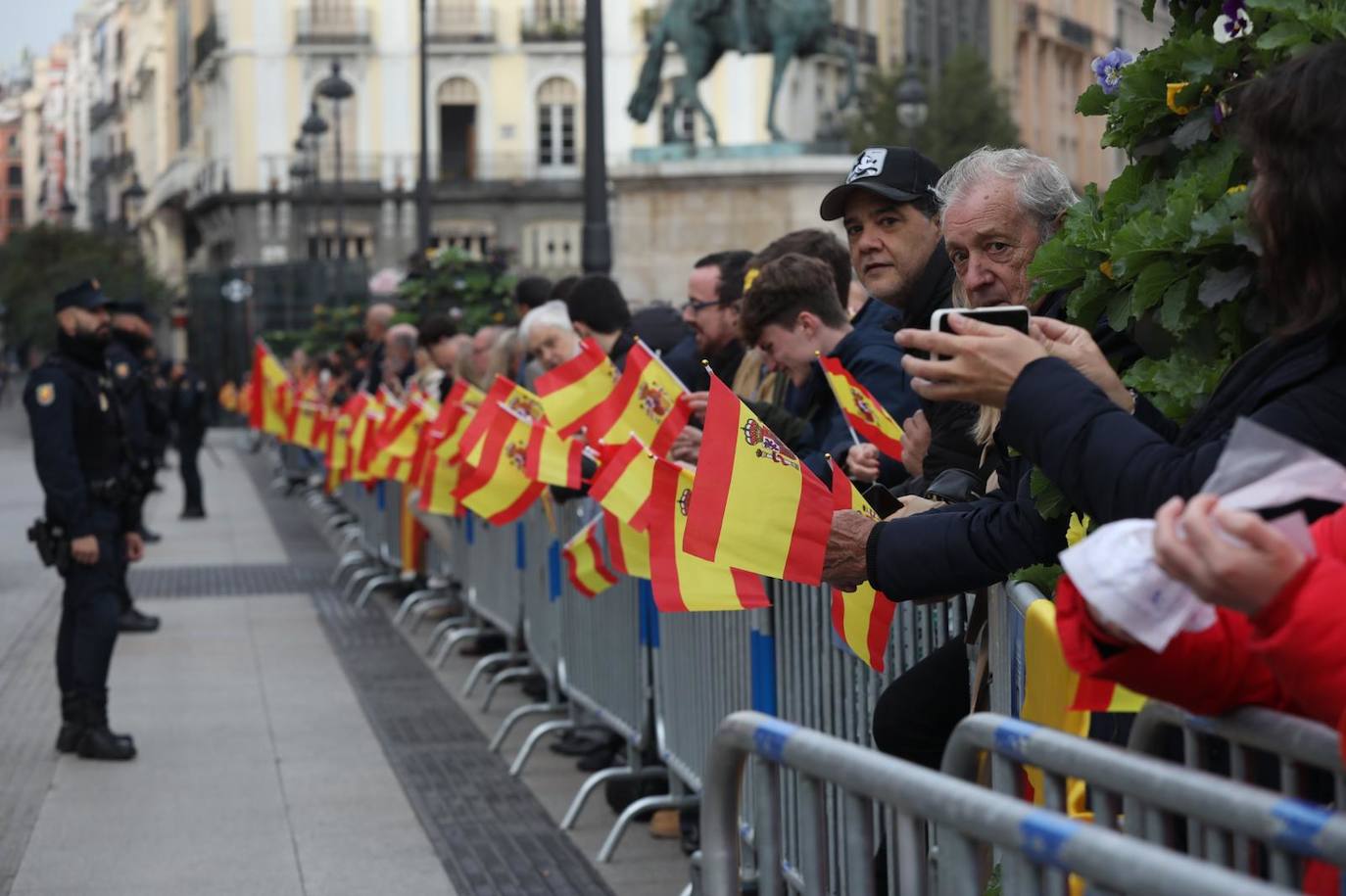 Una multitud de ciudadanos aguardan en Sol por donde pasará la comitiva real de camino al Palacio Real tras la ceremonia