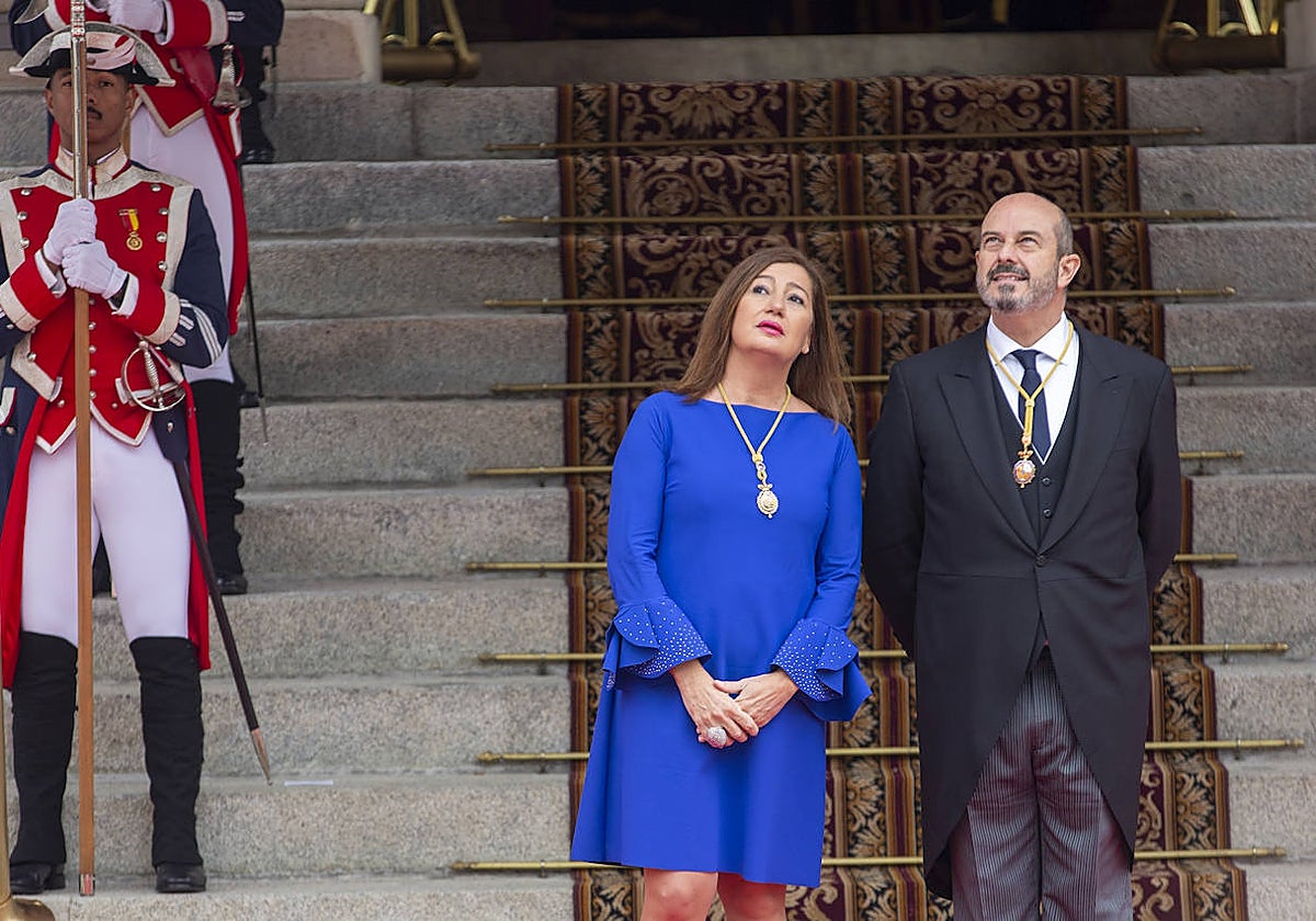 Armengol y Rollán esperan a la comitiva de Doña Leonor en la escalinata del Congreso