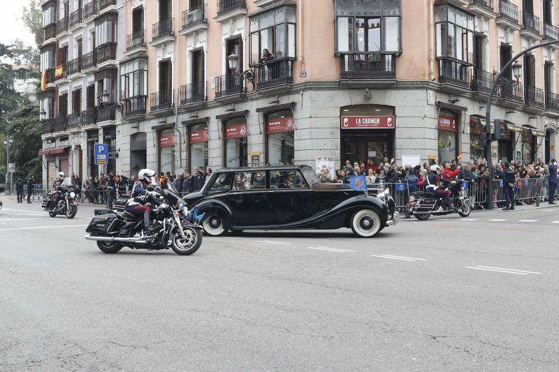 La princesa Leonor y la infanta Sofía escoltadas por la Guardia Real Motorizada saludan a los ciudadanos a su paso por la calle Mayor en su trayecto hacia el Congreso de los Diputados