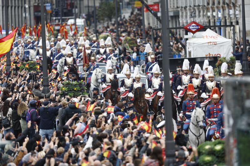 La comitiva real a su paso por la madrileña Puerta del Sol