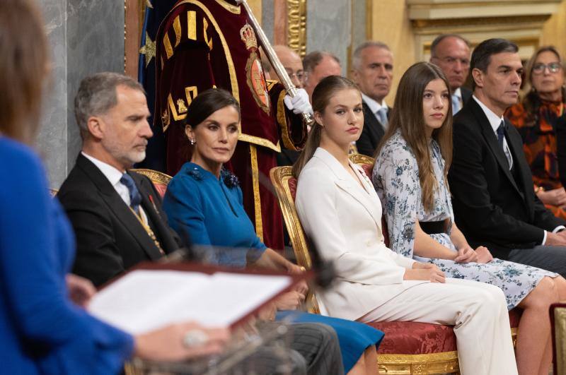 Los Reyes de España, Felipe VI y Letizia, la princesa Leonor; la infanta Sofía y el presidente del Gobierno en funciones, Pedro Sánchez, durante el discurso de Armengol
