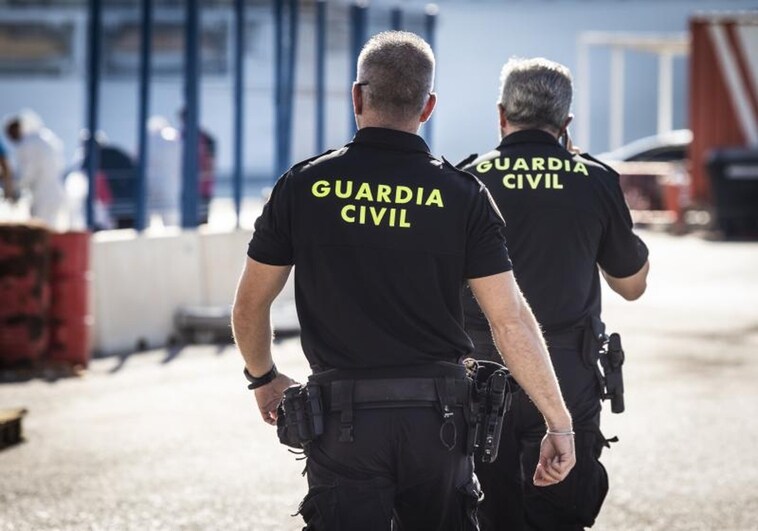 Dos agentes de la Guardia Civil, en imagen de archivo.