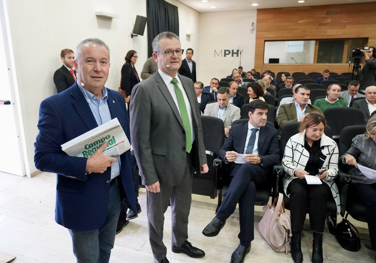 El consejero de Agricultura, Gerardo Dueñas, y el presidente de Asaja en Castilla y León, Donaciano Dujo, en el encuentro informativo celebrado por EP