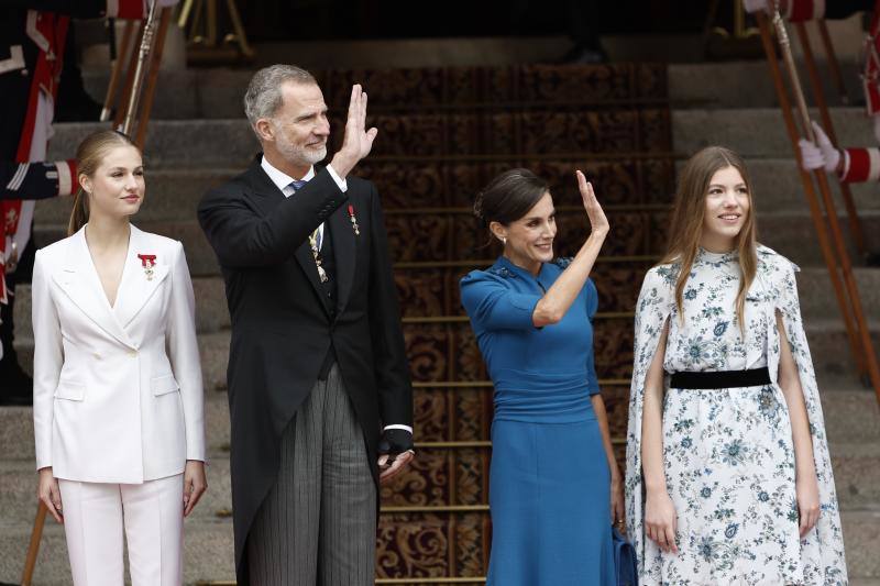 Los reyes de España, Felipe VI y Letizia, y sus hijas la princesa Leonor (i) y la infanta Sofía (d) saludan a las puertas del Congreso