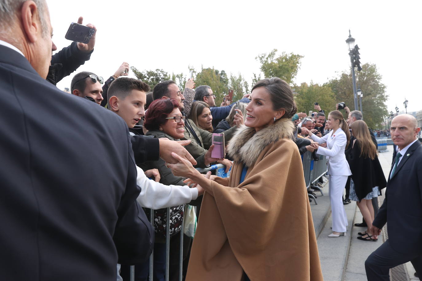 La Reina Doña Letizia sale a saludar a los presentes en el exterior del Palacio Real. 