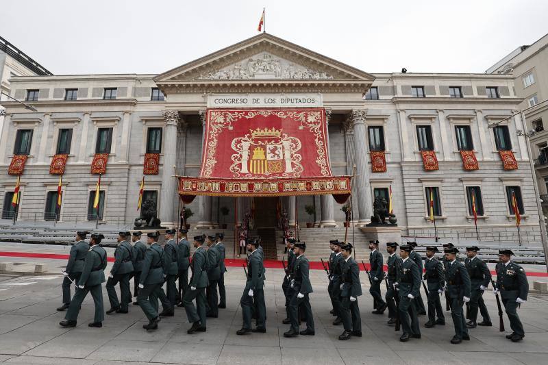 Desfile de la Guardia Civil a su paso por la Carrera de San Jerónimo,  en frente de la Puerta de los Leones del Congreso