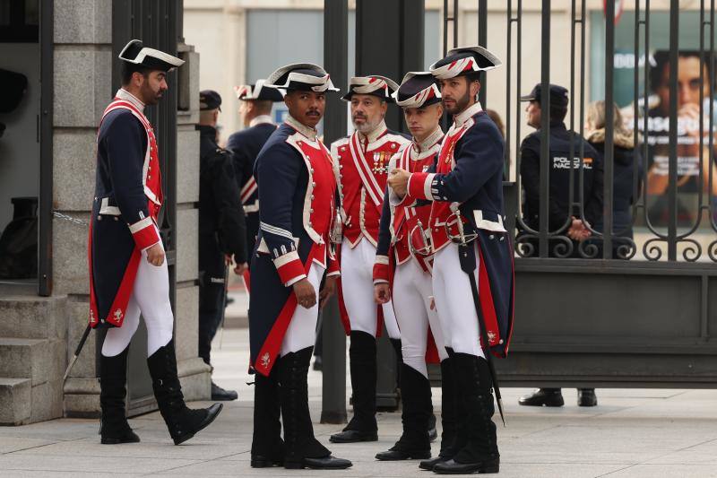 Varios guardias reales conversan en el exterior del Congreso de los Diputados antes de la ceremonia de jura de la Constitución de Leonor de Borbón en el día de su 18 cumpleaños