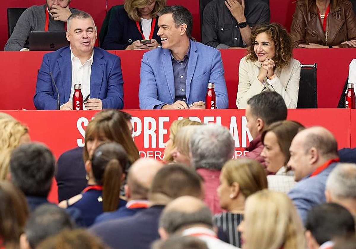 Pedro Sánchez, entre Santos Cerdán y María Jesús Montero, antes de arrancar el Comité Federal celebrado este fin de semana