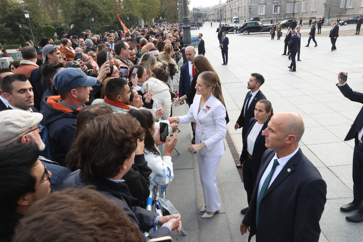 La Princesa Leonor y la infanta Sofía saludan a los ciudadanos en la Plaza de Oriente de Madrid.