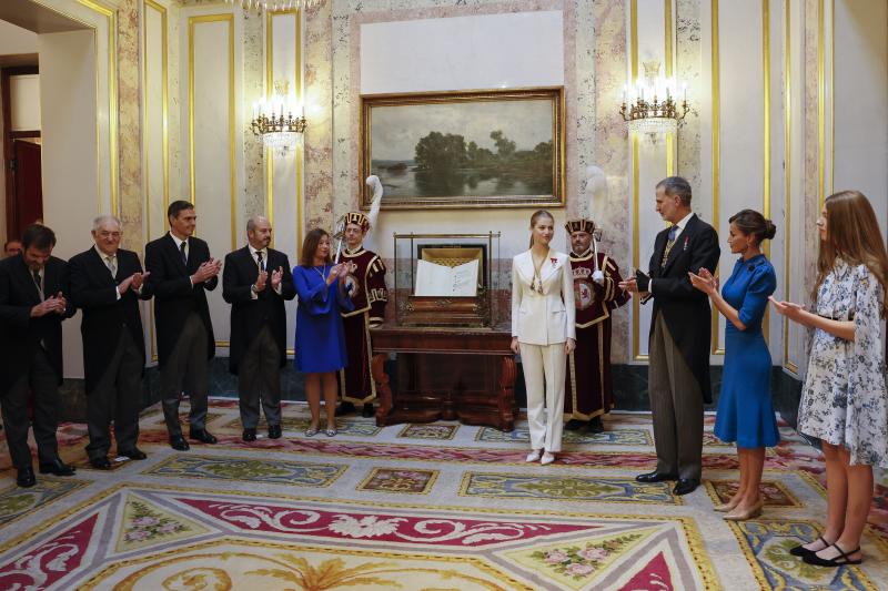 La Princesa Leonor recibe las Medallas del Congreso y del Senado tras la jura