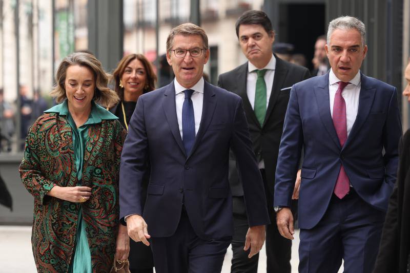 El líder popular Alberto Núñez Feijóo (c) acompañado por los diputados de su partido Cuca Gamarra (i) y Elías Bendodo (d), y Carlos Rojas (2d), entre otros, a su llegada al Congreso de los Diputados