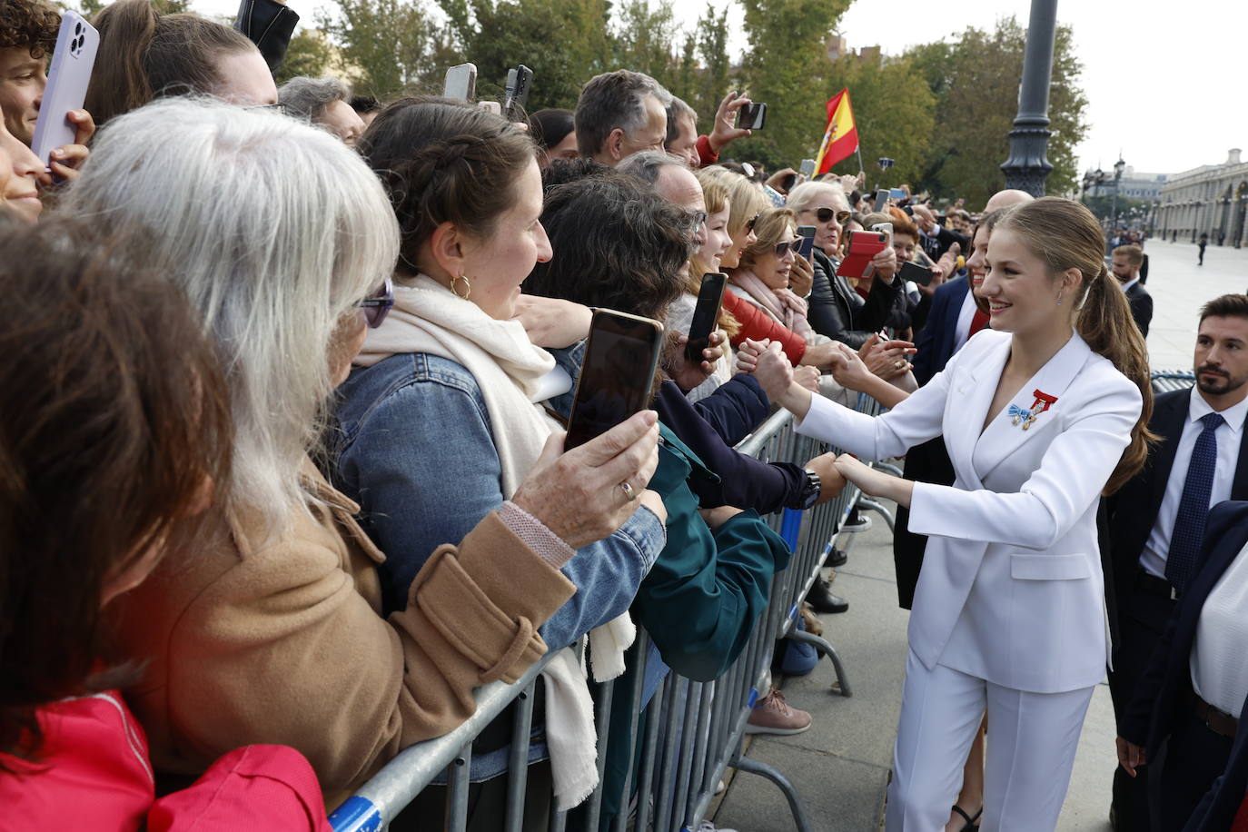 La Princesa Heredera saluda a los presentes en los exteriores del Palacio Real de Madrid.