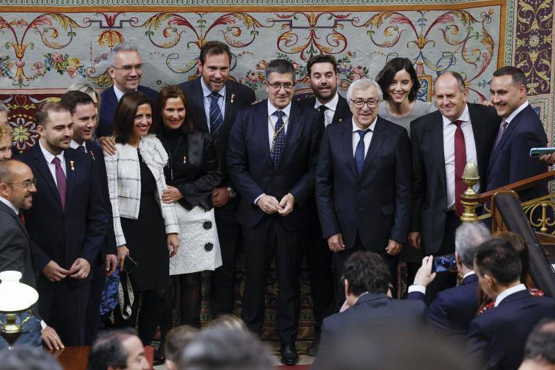 Varios diputados, incluidos los socialistas Patxi López (c) y Óscar Puente (c-i, detrás) y Antidio Fagúndez (c-d, detrás), entre otros, posan a su llegada al hemiciclo antes de asistir a la ceremonia de jura de la Constitución de Leonor de Borbón