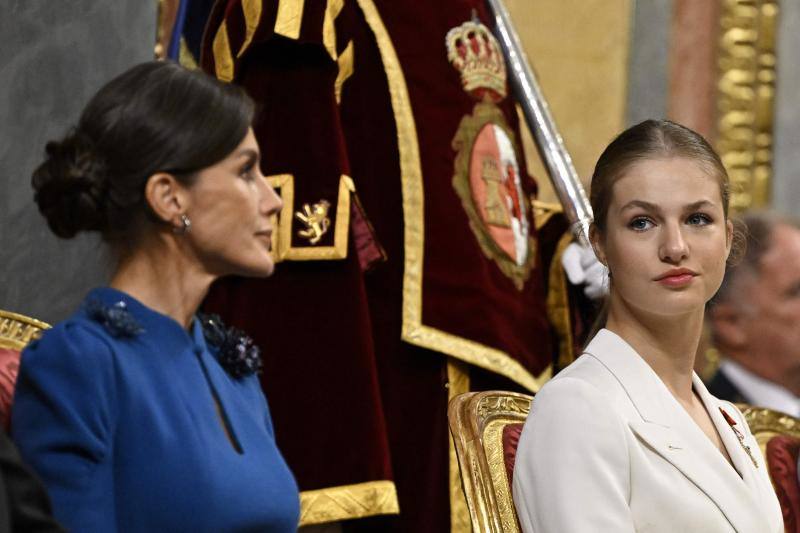 La Reina Letizia (i) y la Princesa Leonor (d)