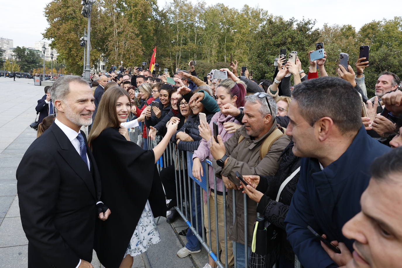 El Rey y la infanta Sofía, con los presentes en el exterior del Palacio Real de Madrid.