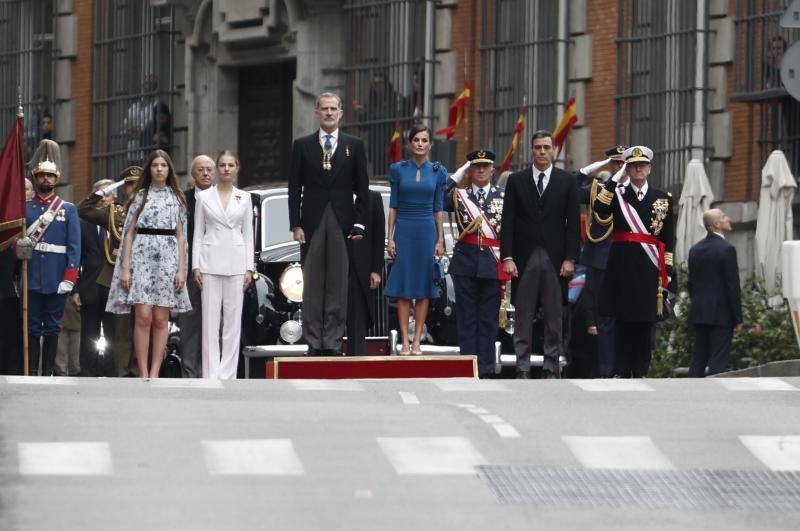 Los reyes de España, Felipe VI (c-i) y Letizia (c-d), la princesa Leonor (2i) y la infanta Sofía (i), acompañados por el presidente del Gobierno, Pedro Sánchez (d)