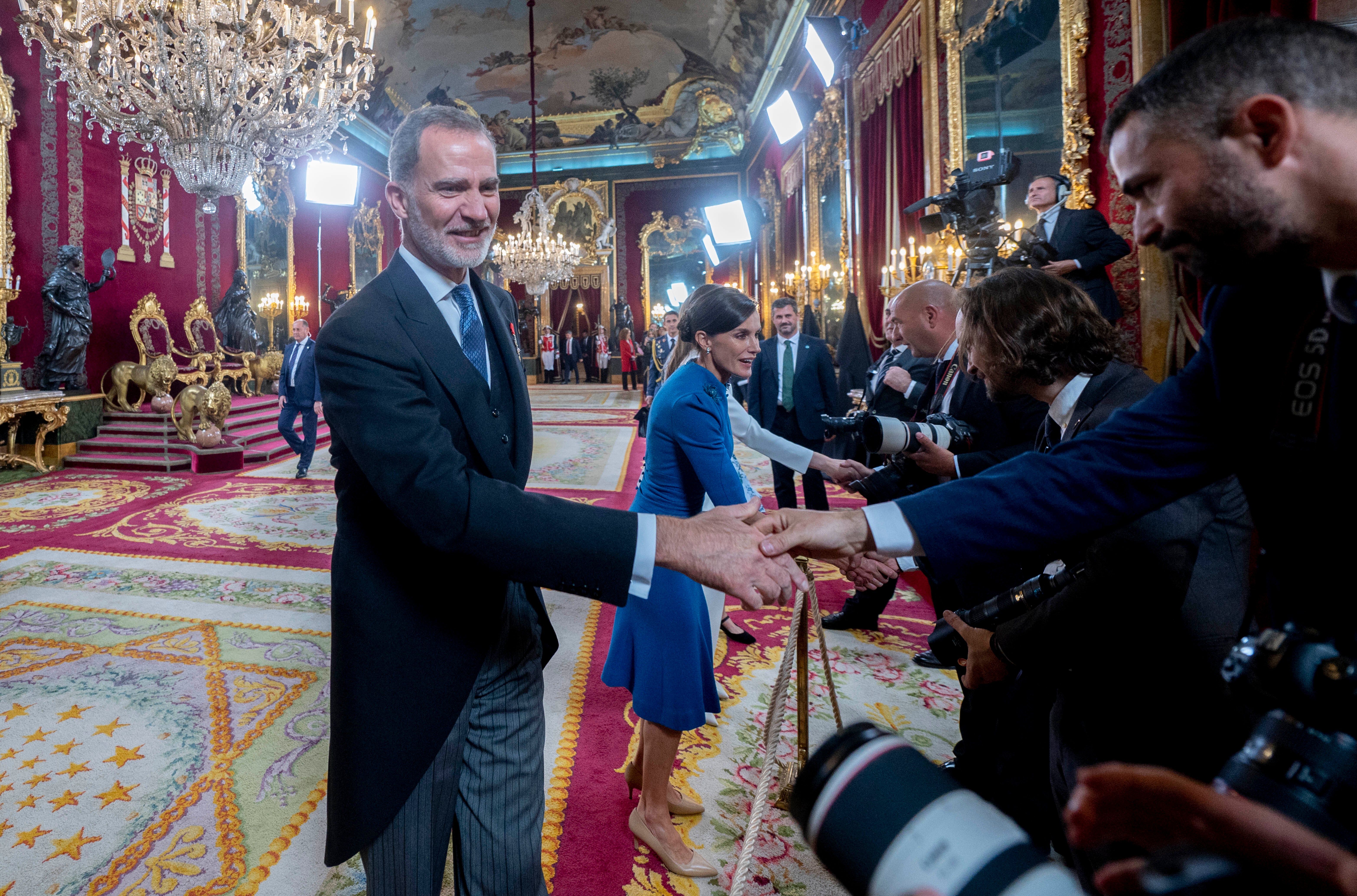Los Reyes saludando a los reporteros gráficos en el Palacio Real.