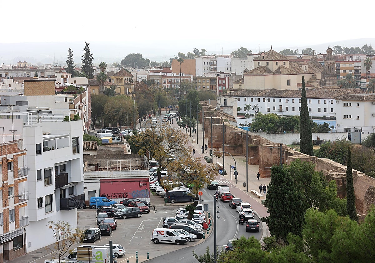Panorámica de la Ronda del Marrubial, a la izquierda, la zona que será reformada