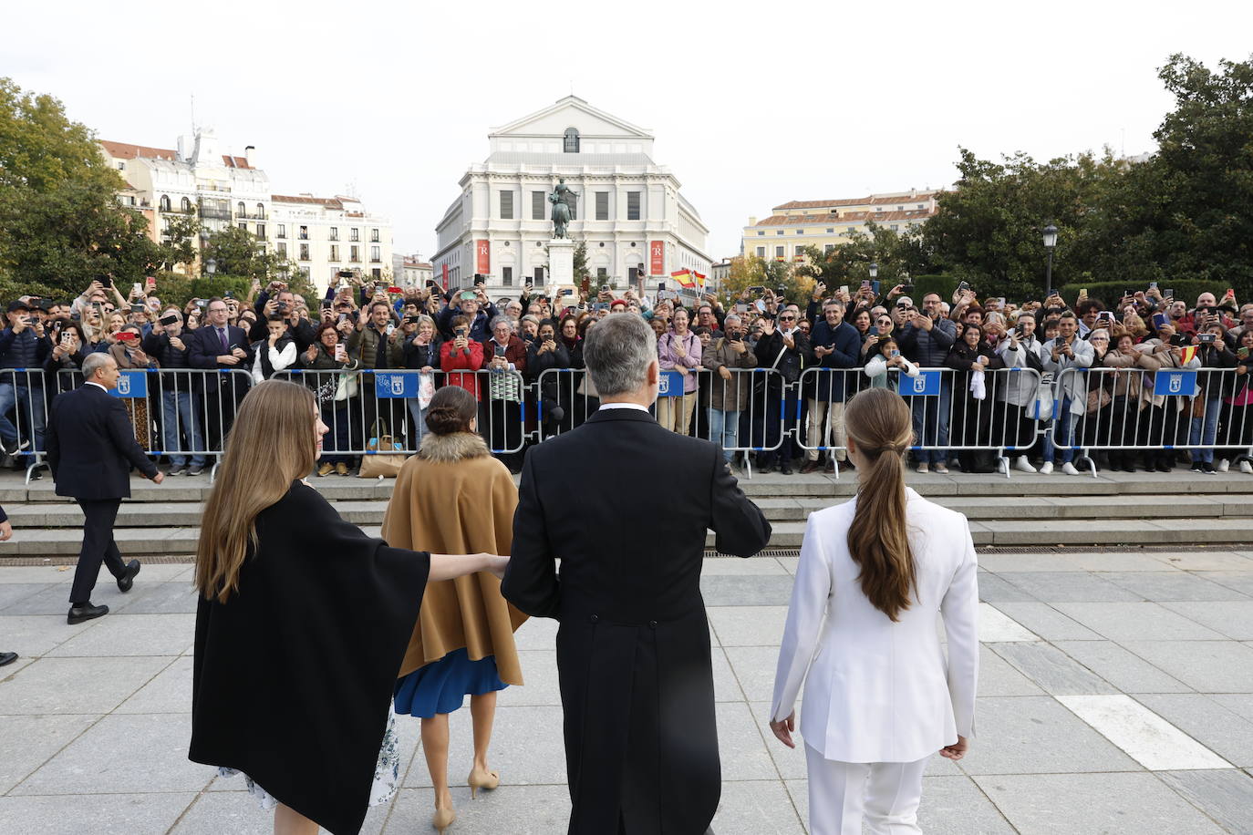 Los Reyes y sus hijas salen del Palacio Real a saludar a los presentes en el exterior.