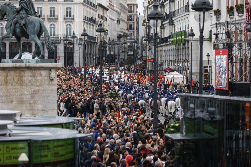 Comitiva real a su paso por Sol