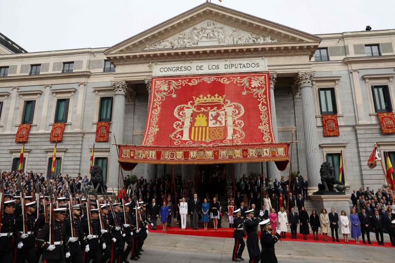 Vista general de la Puerta de los Leones, entrada principal del Congreso de los Diputados, en la que destaca el histórico baldaquino que engalana su fachada y que data de 1902, año de la jura del Rey Alfonso XIII