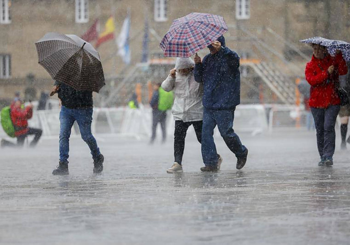 Turistas bajo la lluvia el pasado sábado en Santiago