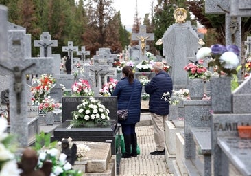 Miles de personas abarrotan los cementerios, en una jornada marcada por el mal tiempo