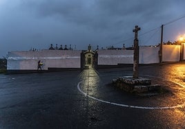 Ciarán complica el homenaje de los gallegos a sus seres queridos