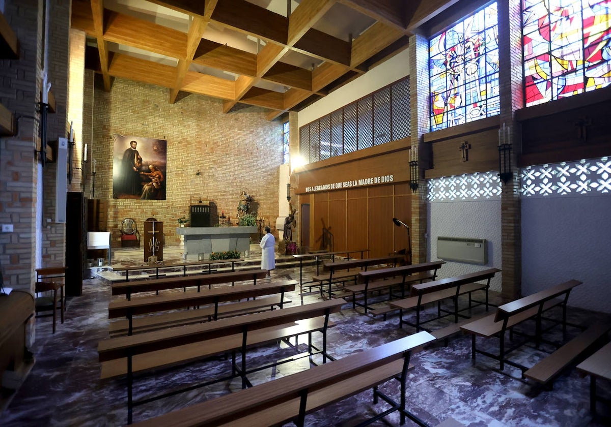 Capilla principal de la casa de Betania, con grandes vidrieras