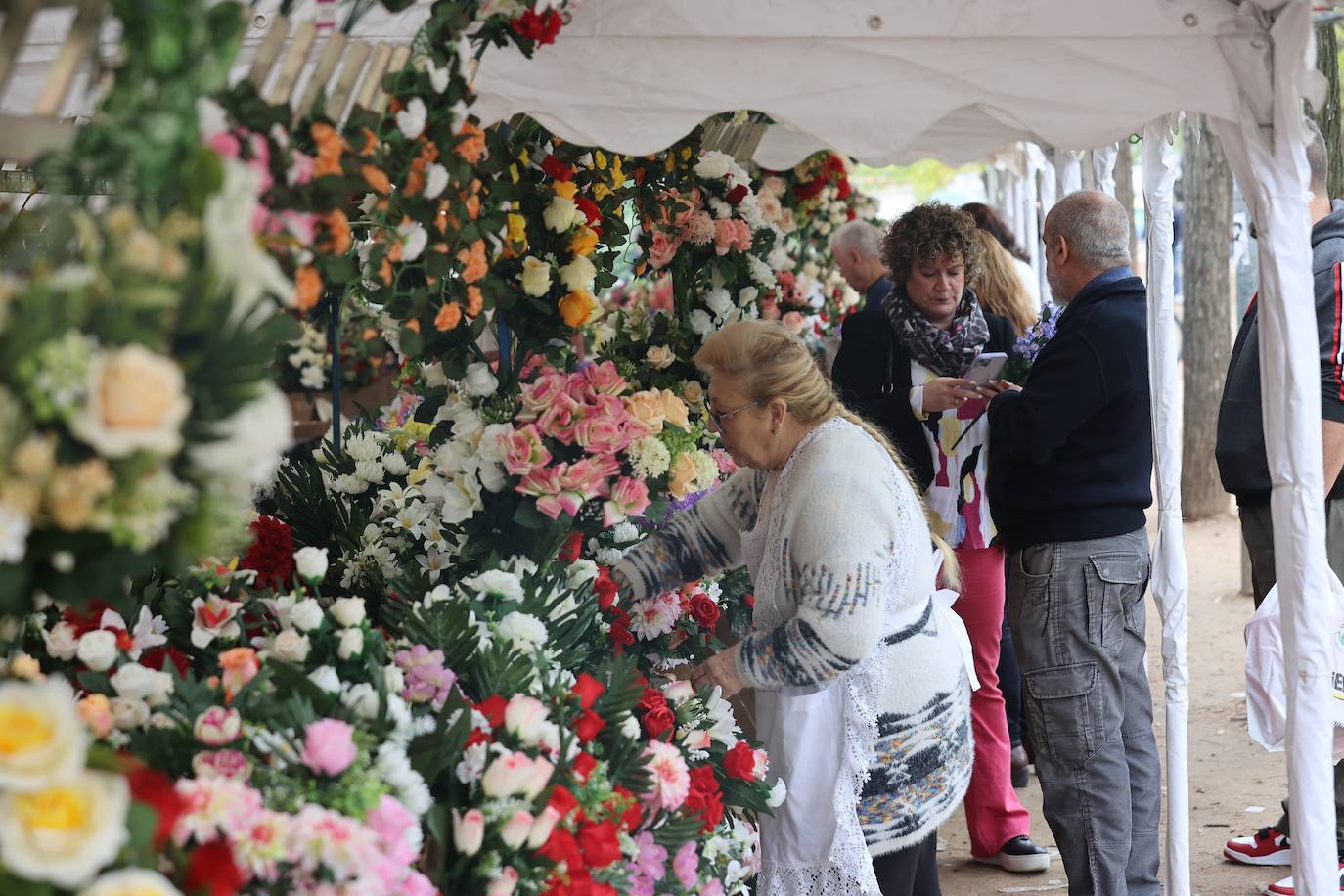 Fotos: Los cementerios de Córdoba se llenan de vida el Día de Todos los Santos