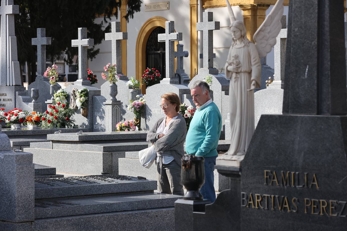 Fotos: Los cementerios de Córdoba se llenan de vida el Día de Todos los Santos