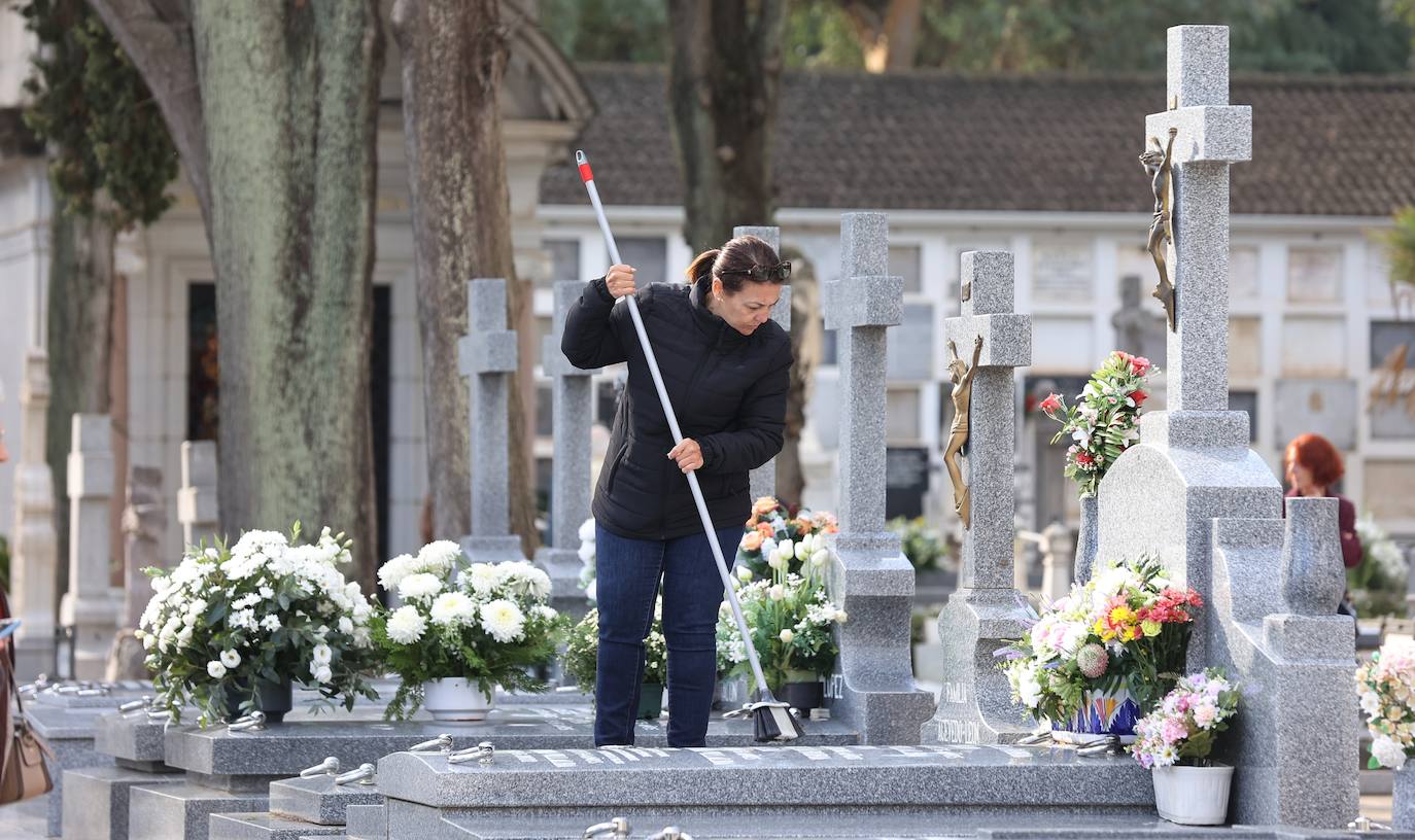 Fotos: Los cementerios de Córdoba se llenan de vida el Día de Todos los Santos