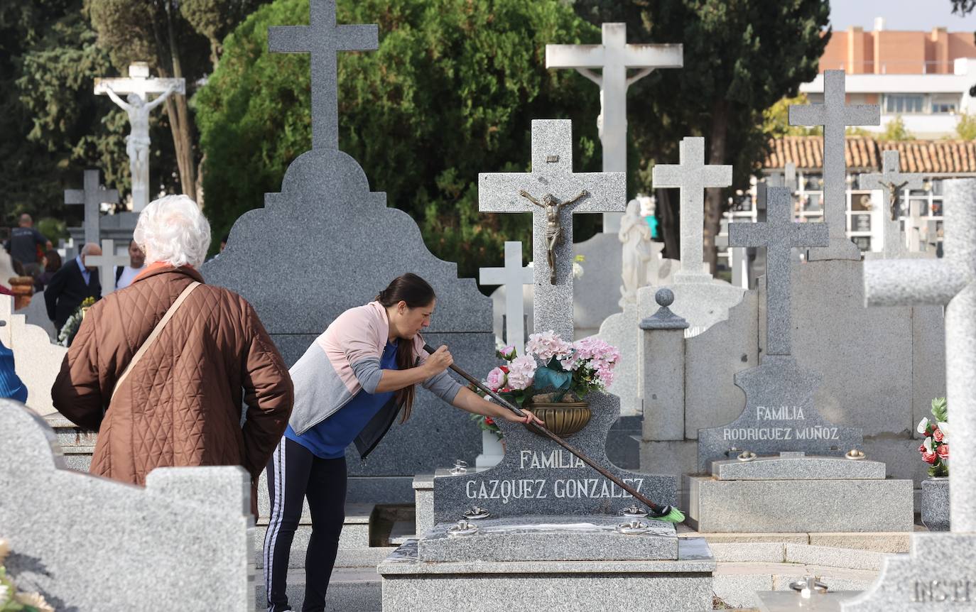 Fotos: Los cementerios de Córdoba se llenan de vida el Día de Todos los Santos