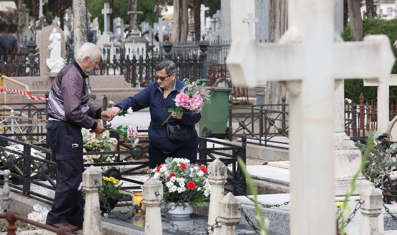 Fotos: Los cementerios de Córdoba se llenan de vida el Día de Todos los Santos