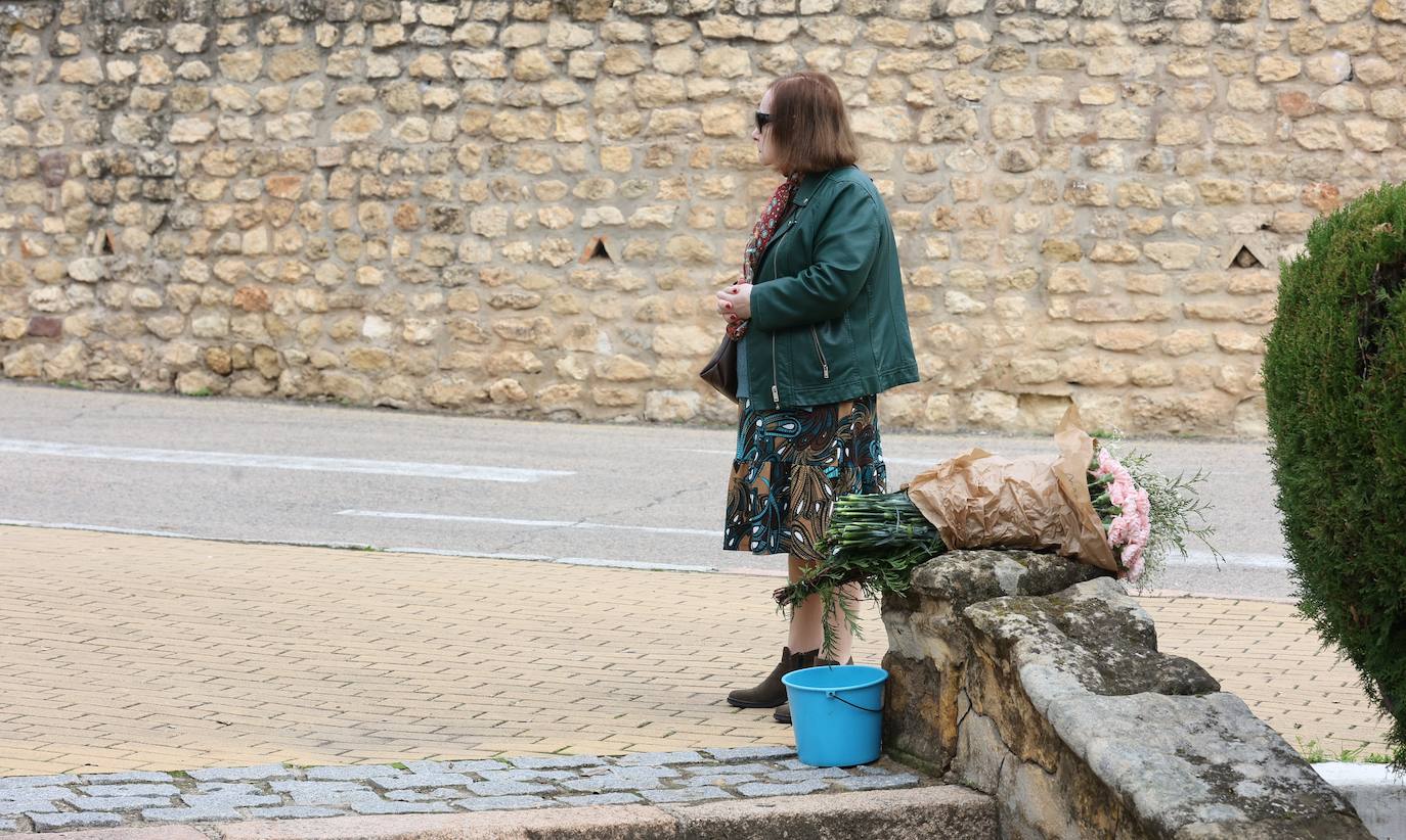 Fotos: Los cementerios de Córdoba se llenan de vida el Día de Todos los Santos