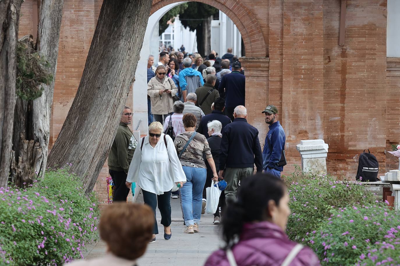 Fotos: Los cementerios de Córdoba se llenan de vida el Día de Todos los Santos