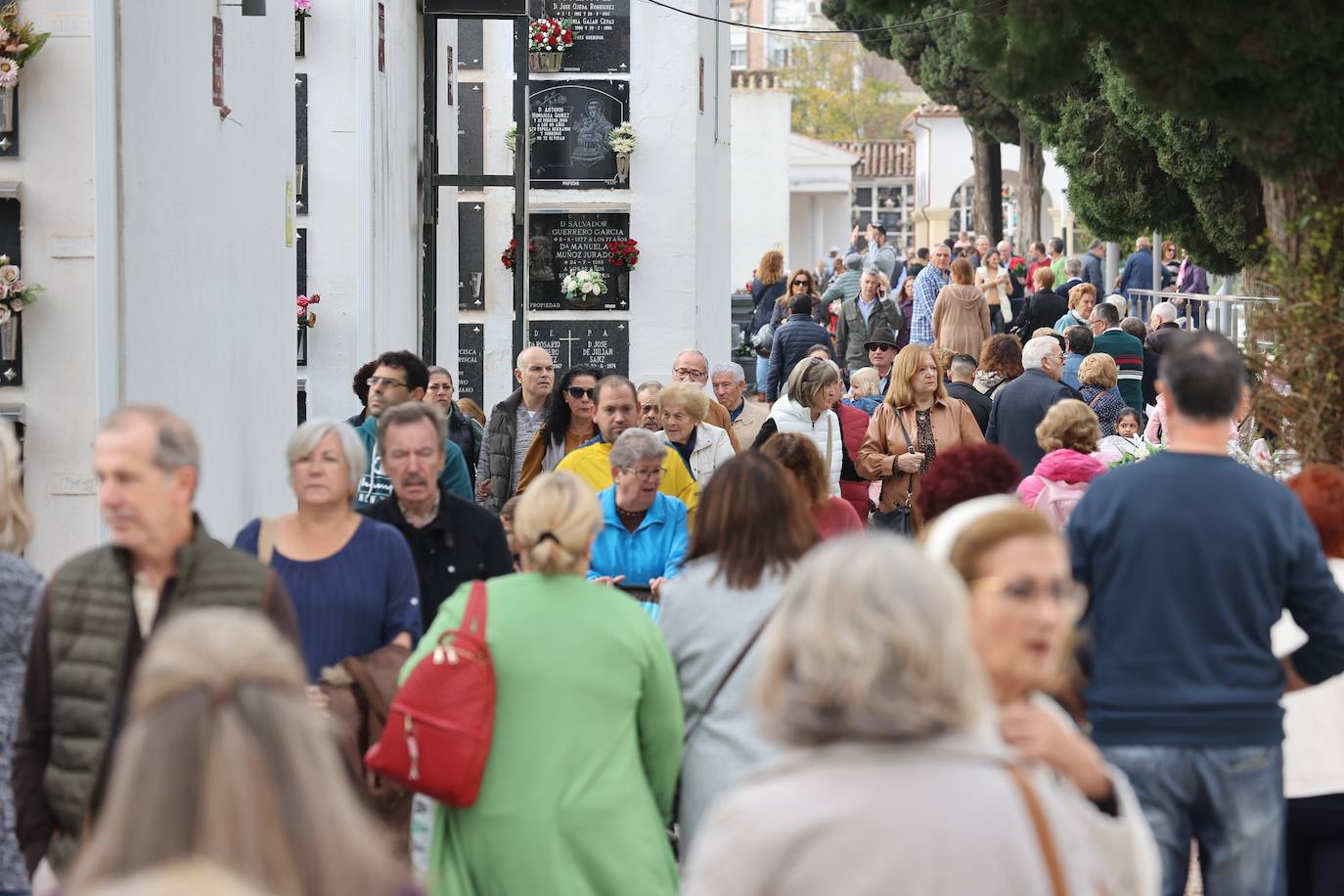 Fotos: Los cementerios de Córdoba se llenan de vida el Día de Todos los Santos