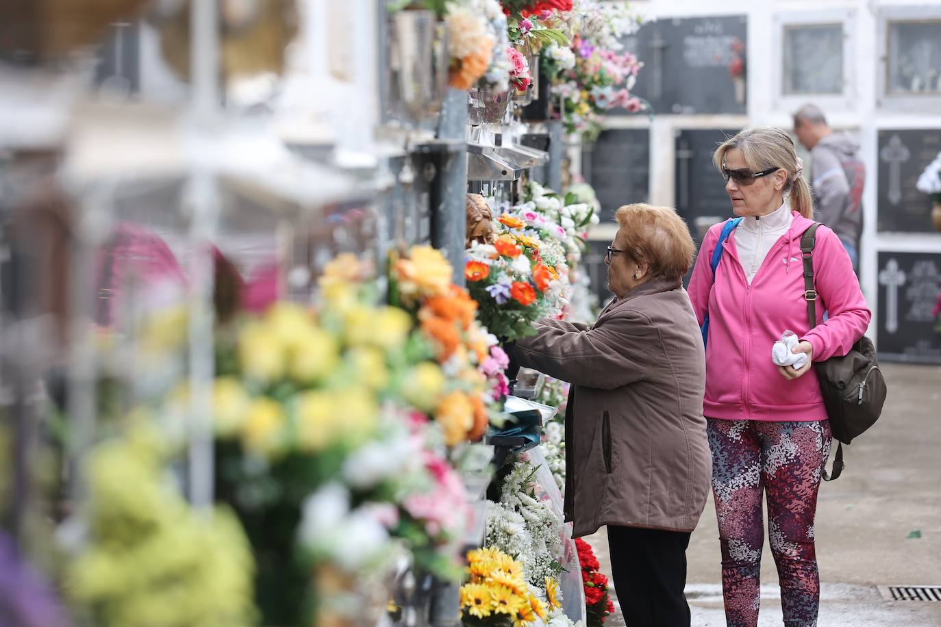Fotos: Los cementerios de Córdoba se llenan de vida el Día de Todos los Santos