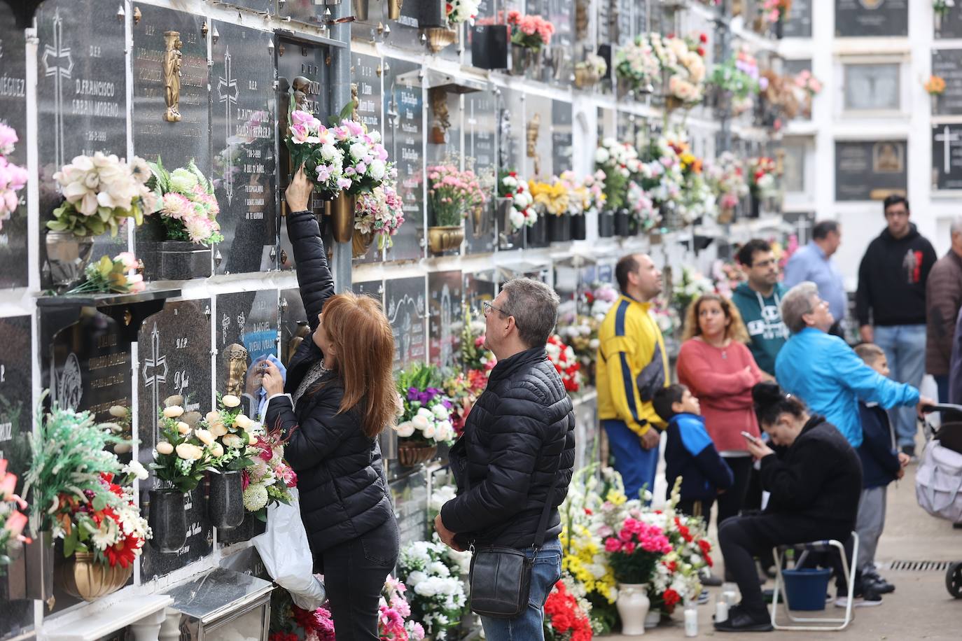 Fotos: Los cementerios de Córdoba se llenan de vida el Día de Todos los Santos