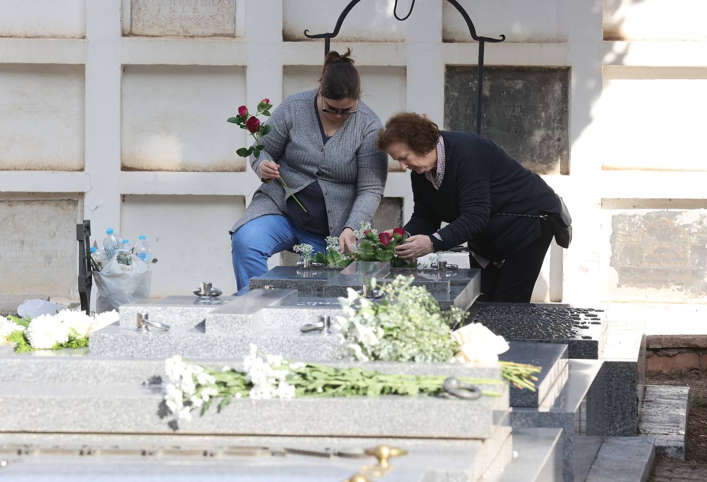 Fotos: Los cementerios de Córdoba se llenan de vida el Día de Todos los Santos