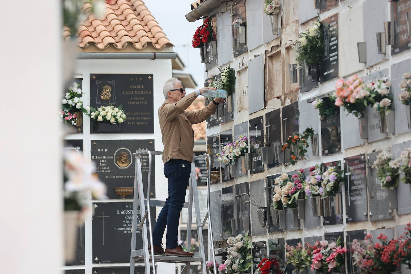 Fotos: Los cementerios de Córdoba se llenan de vida el Día de Todos los Santos
