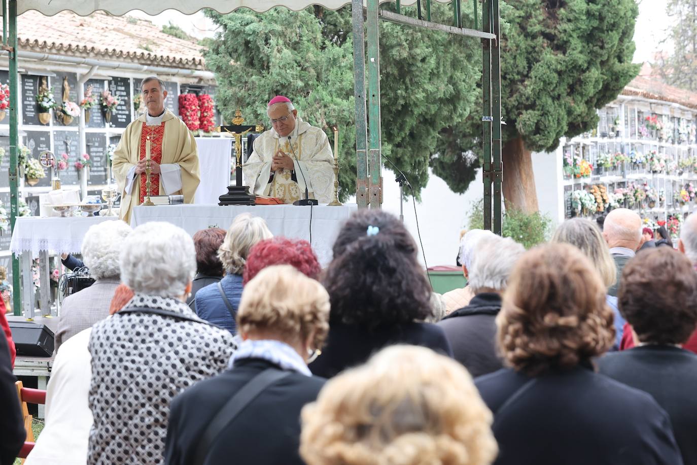 Fotos: Los cementerios de Córdoba se llenan de vida el Día de Todos los Santos