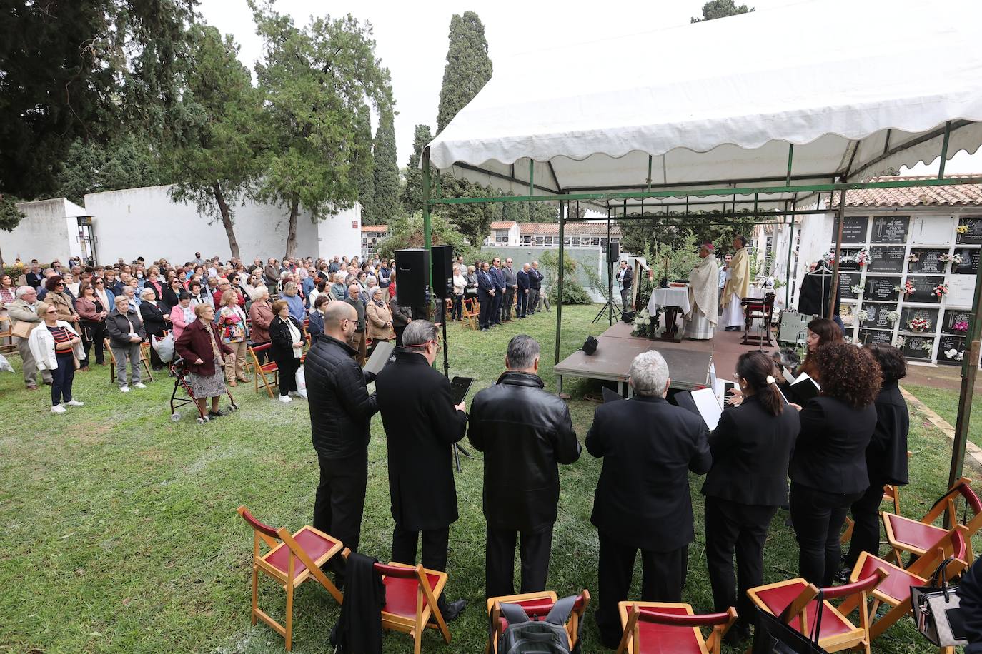 Fotos: Los cementerios de Córdoba se llenan de vida el Día de Todos los Santos