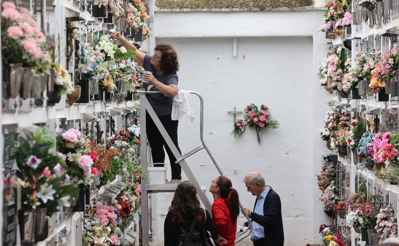 Fotos: Los cementerios de Córdoba se llenan de vida el Día de Todos los Santos