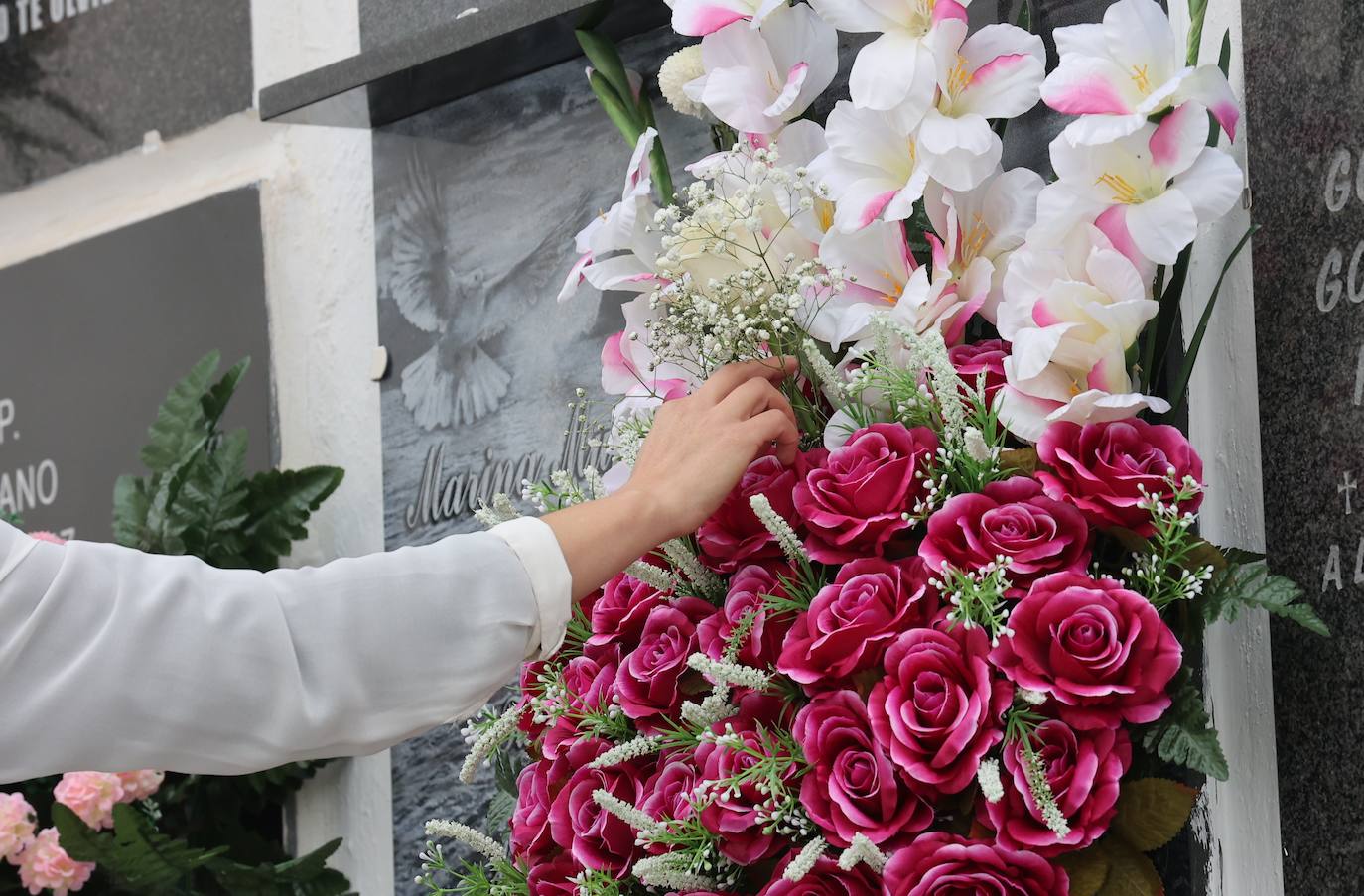 Fotos: Los cementerios de Córdoba se llenan de vida el Día de Todos los Santos