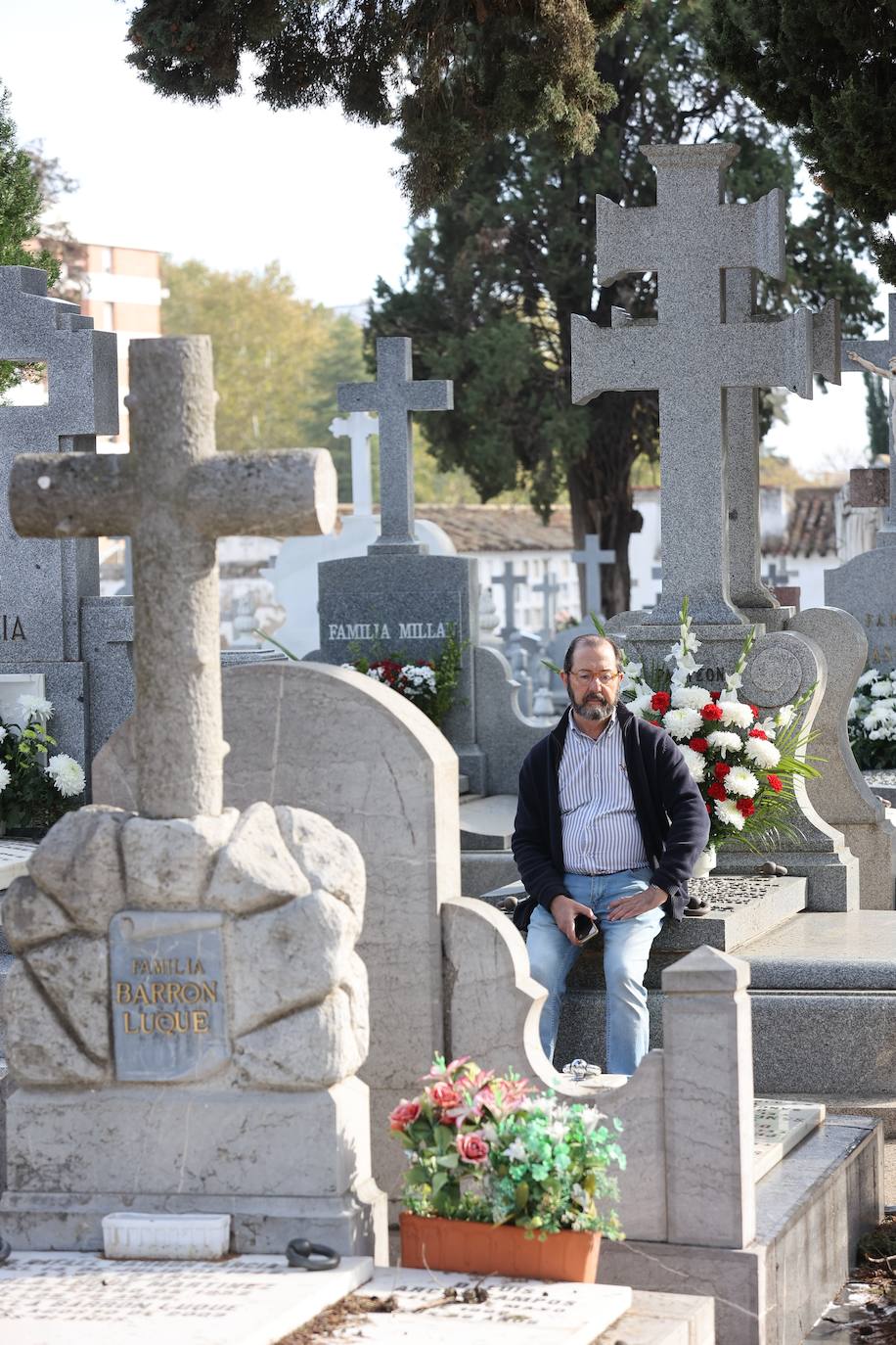 Fotos: Los cementerios de Córdoba se llenan de vida el Día de Todos los Santos