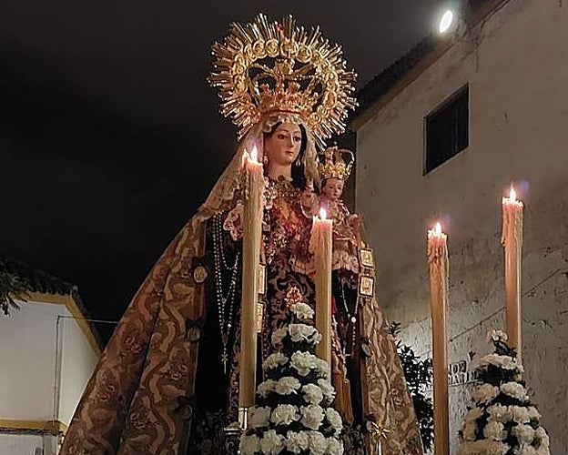 La Virgen del Carmen, durante el rosario vespertino